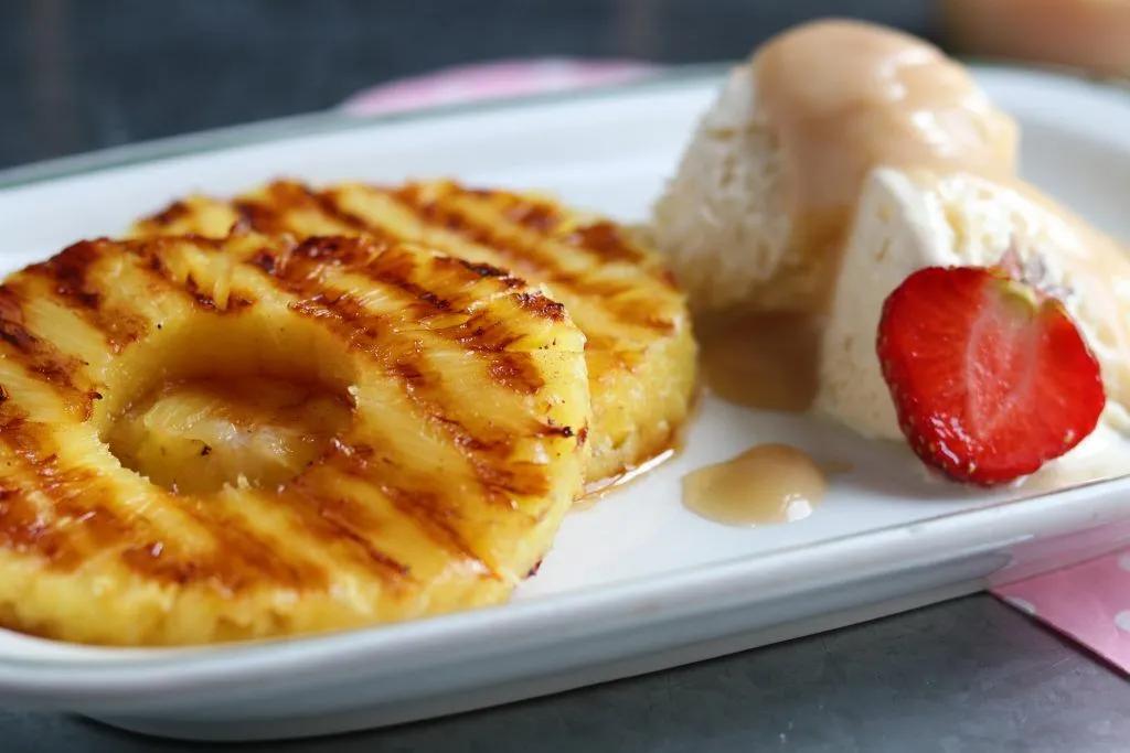 Gegrillte Ananas mit Vanilleeis und salziger Karamellsoße - Dailyvegan