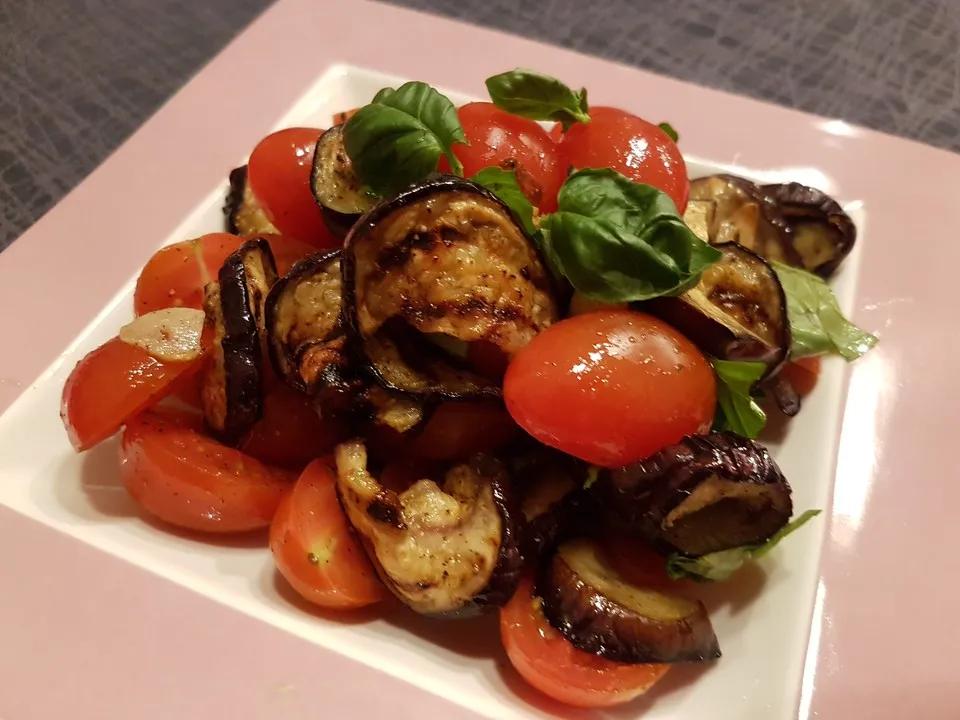 Auberginen - Tomaten - Salat von Honigkleinkind | Chefkoch.de