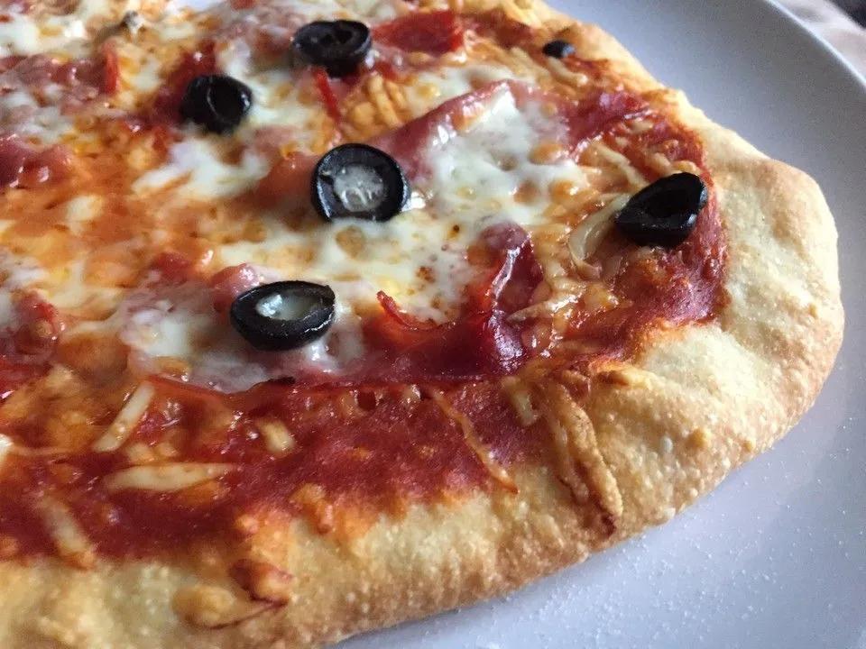Knusprig dünne Pizza mit Chorizo und Mozzarella von moeyskitchen ...