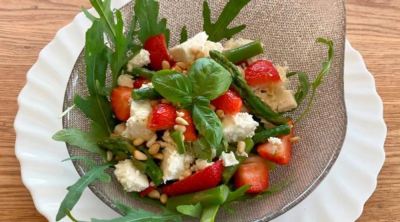 Erdbeer-Spargel-Salat mit Feta und Pinienkernen - Lust aufs Land