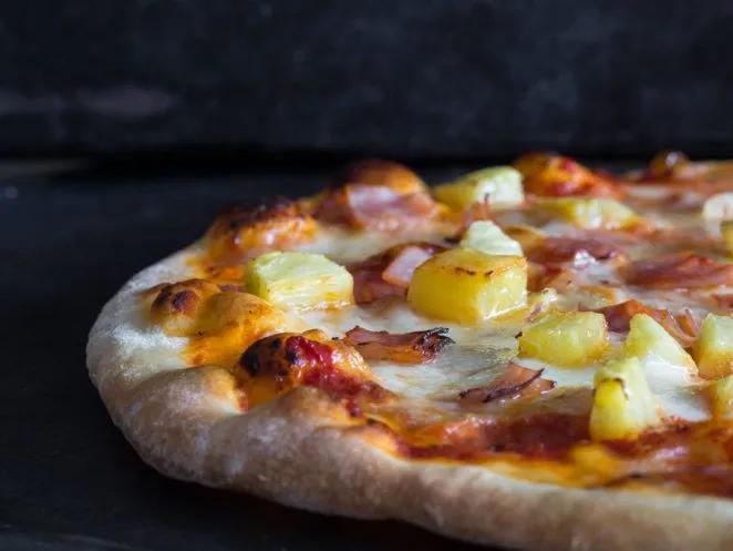 Knusprige Pizza Hawaii - Ananas trifft Schinken und Mozzarella | Rezept ...