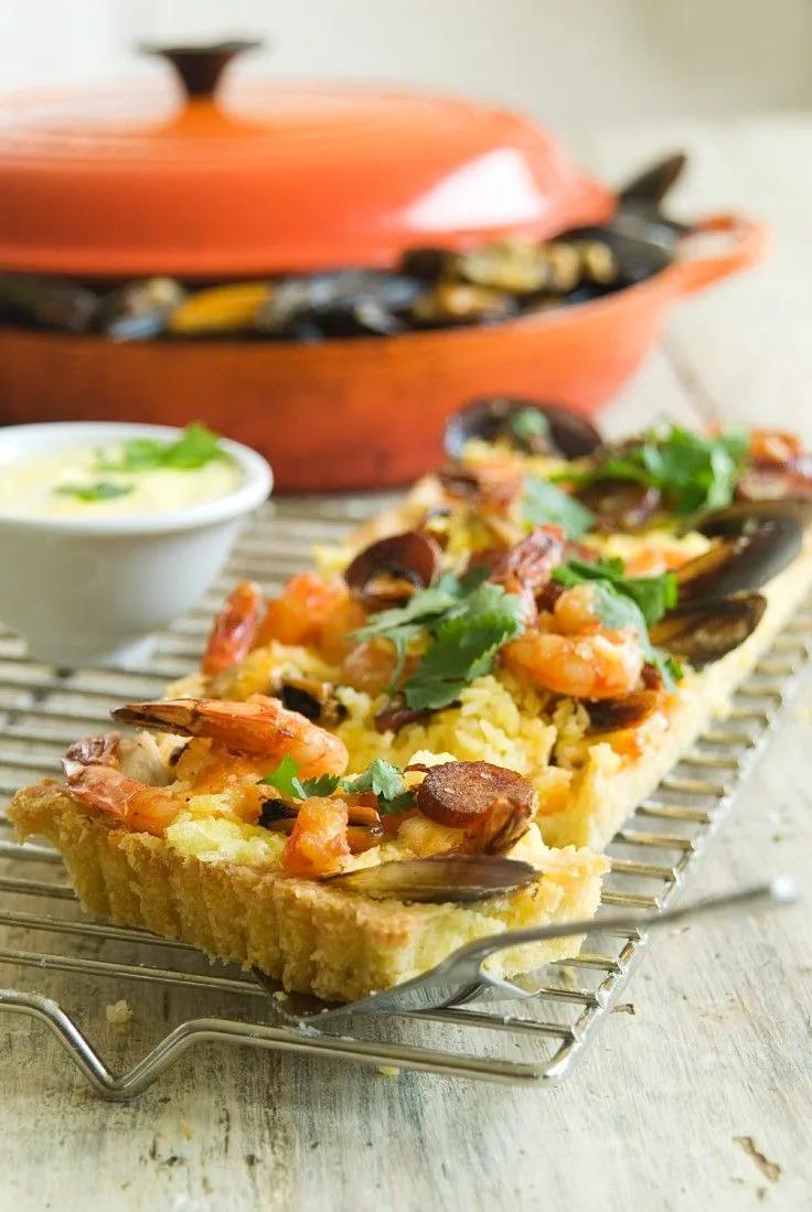 Paella-Tarte mit Garnelen, Muscheln und Hühnchen Rezept | EAT SMARTER