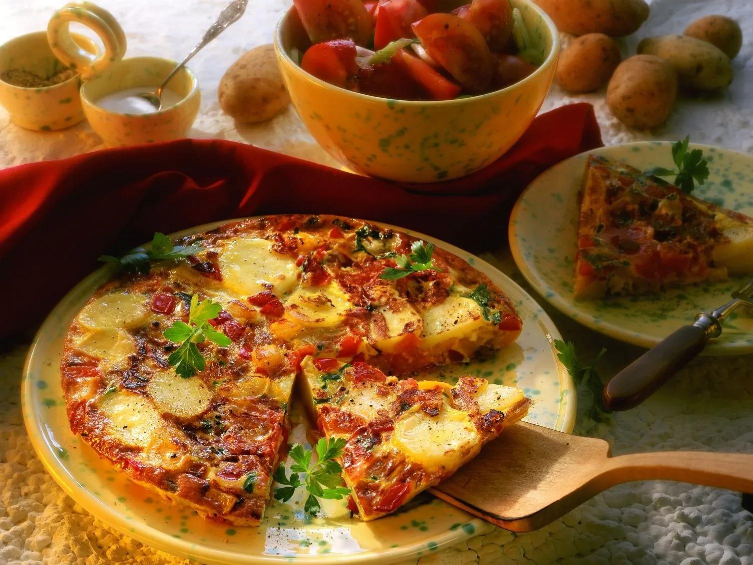 Spanische Tortilla mit Kartoffeln, Tomaten und Paprika Rezept | EAT SMARTER