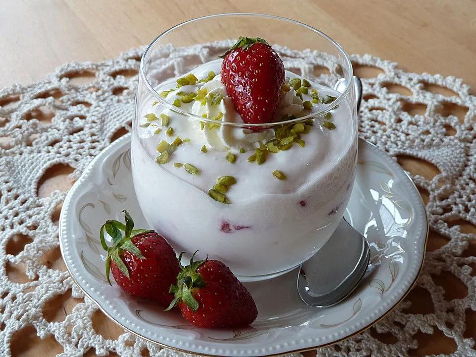 Joghurt-Quark Creme mit Erdbeeren, ein raffiniertes Rezept aus der ...