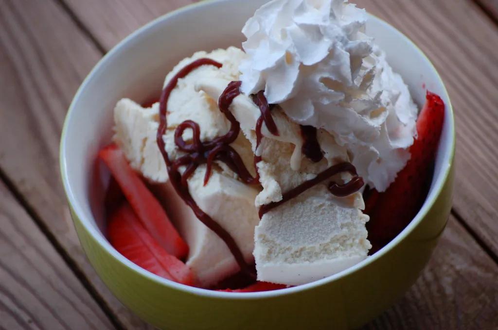 365vegan.net » Vanilleeis mit fruchtigen Erdbeeren und Schlag