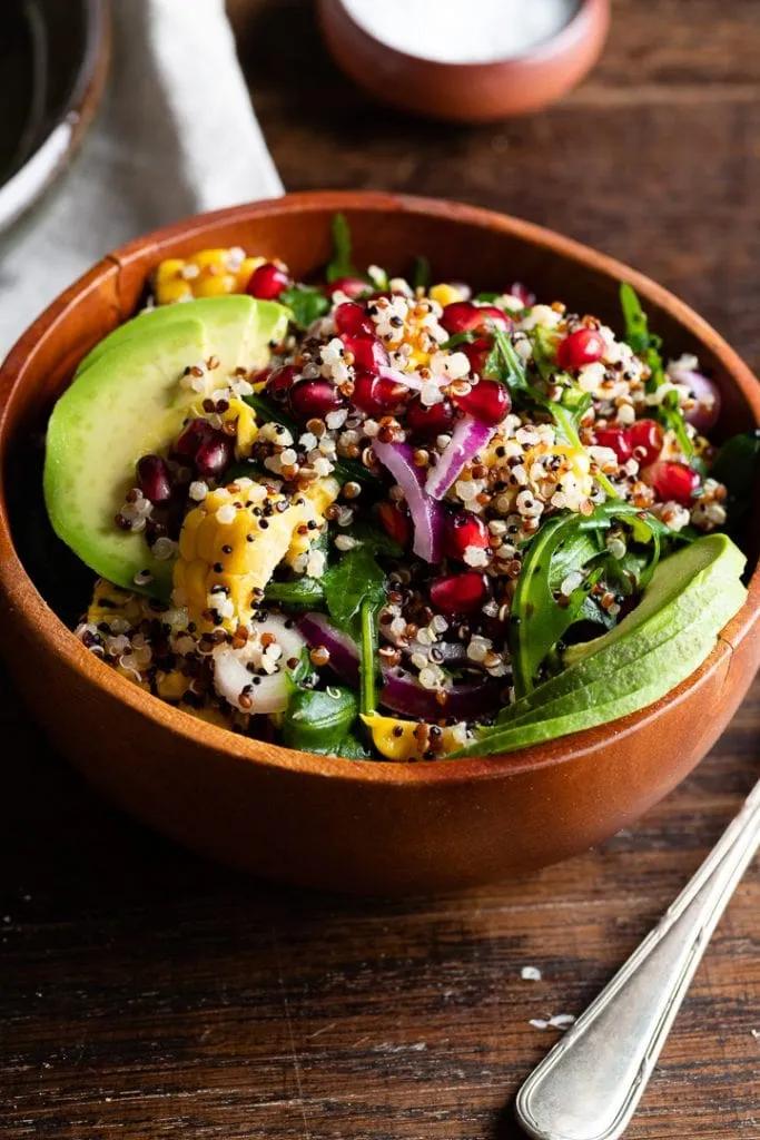 Veganer Quinoa Salat mit Granatapfel &amp; Avocado (Einfach 20 Min.)