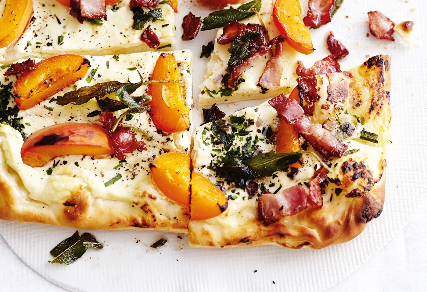 Ricotta-Kräuter-Pizza mit Nektarinen und Speck | Frisch Gekocht