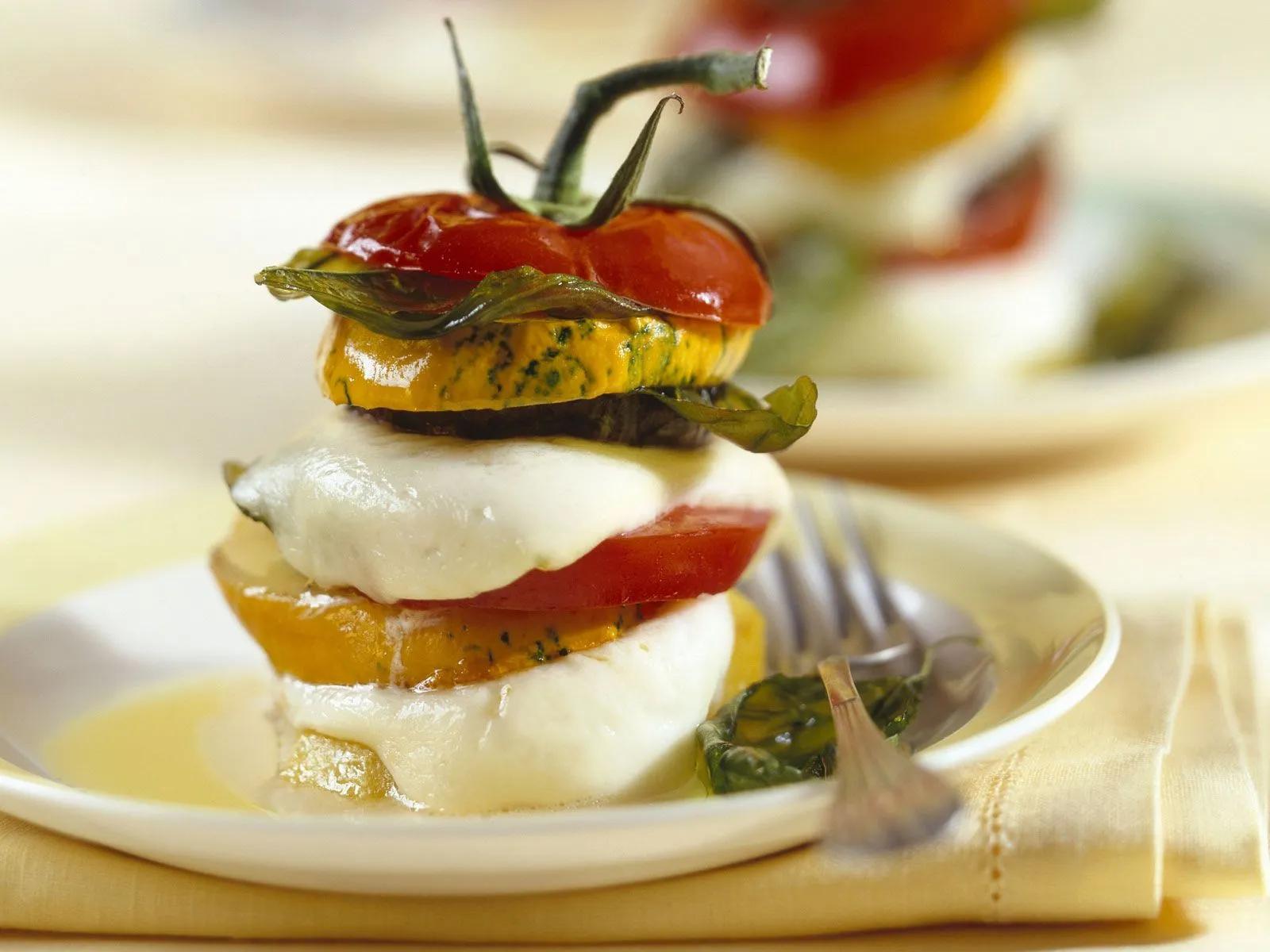 Gestapelter Tomaten-Mozzarella-Zucchini-Salat Rezept | EAT SMARTER