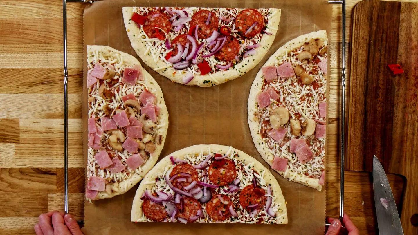 Life Hack im Video: So passen zwei Pizzen auf ein Blech | STERN.de
