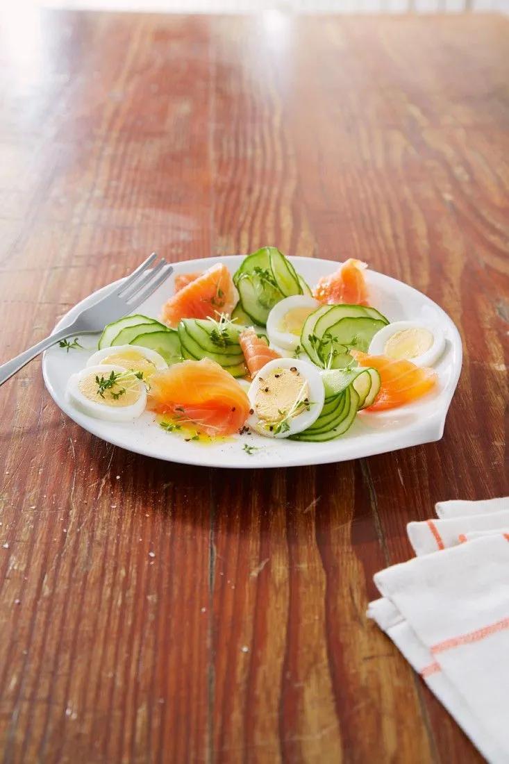 Gurken-Lachs-Salat mit Ei Rezept | EAT SMARTER
