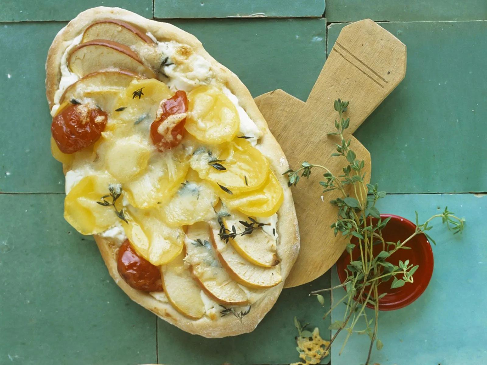 Kartoffel-Pizza mit Apfel Rezept | EAT SMARTER