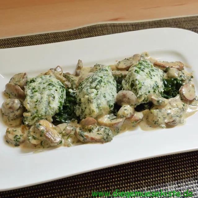 Spinat-Ricotta-Knödel mit Champignonsauce – Die Gemüsekiste