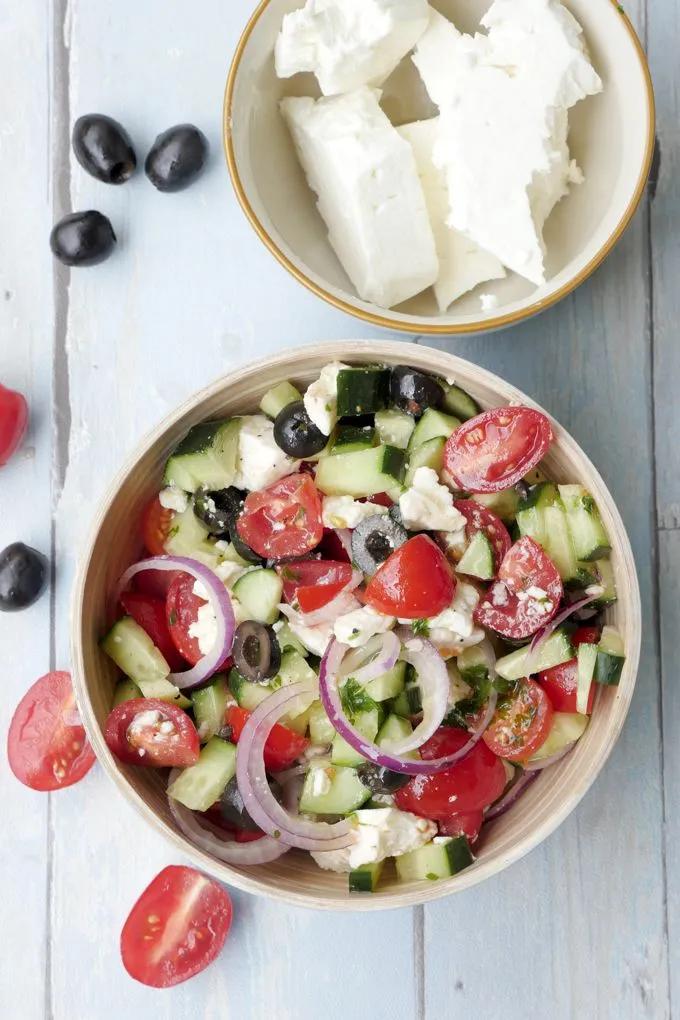 Rezept für einen schnellen griechischen Bauernsalat mit Tomaten, Gurke ...