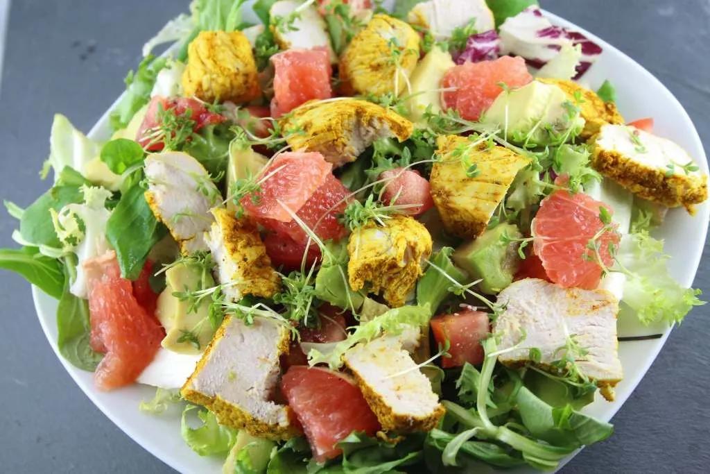 Salat mit Kurkuma Hähnchen, Grapefruit und Avocado | Rezepte, Salat mit ...