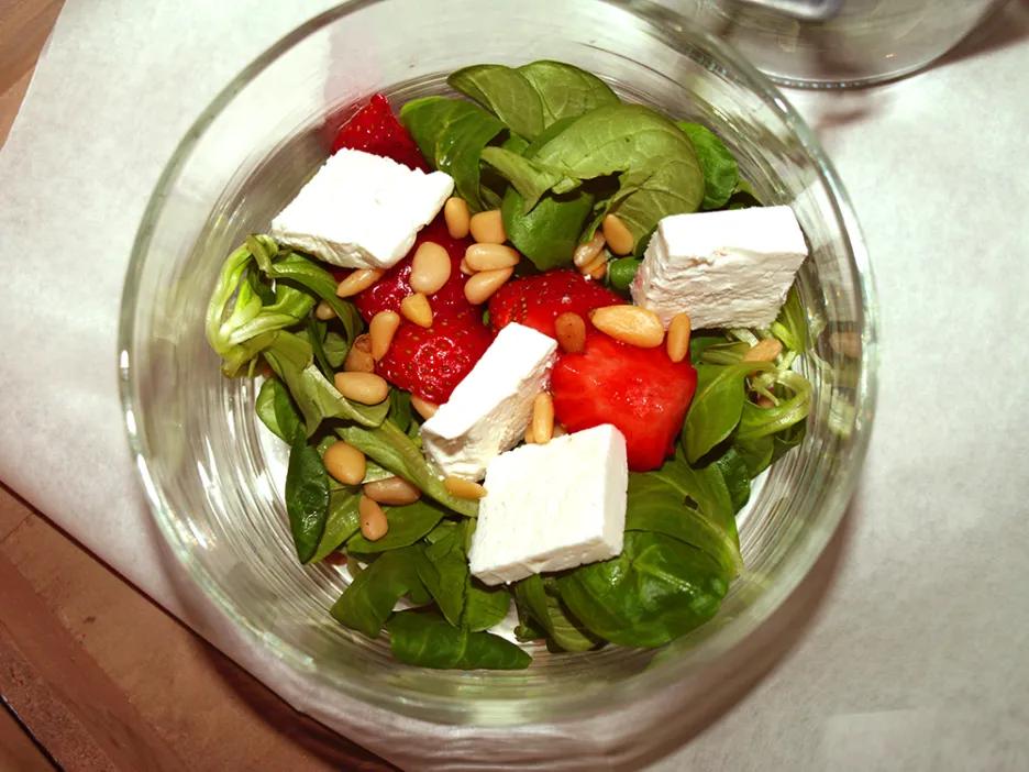 Sommersalat to go: Salat mit Erdbeeren, Ziegenkäse und Ahornsirup