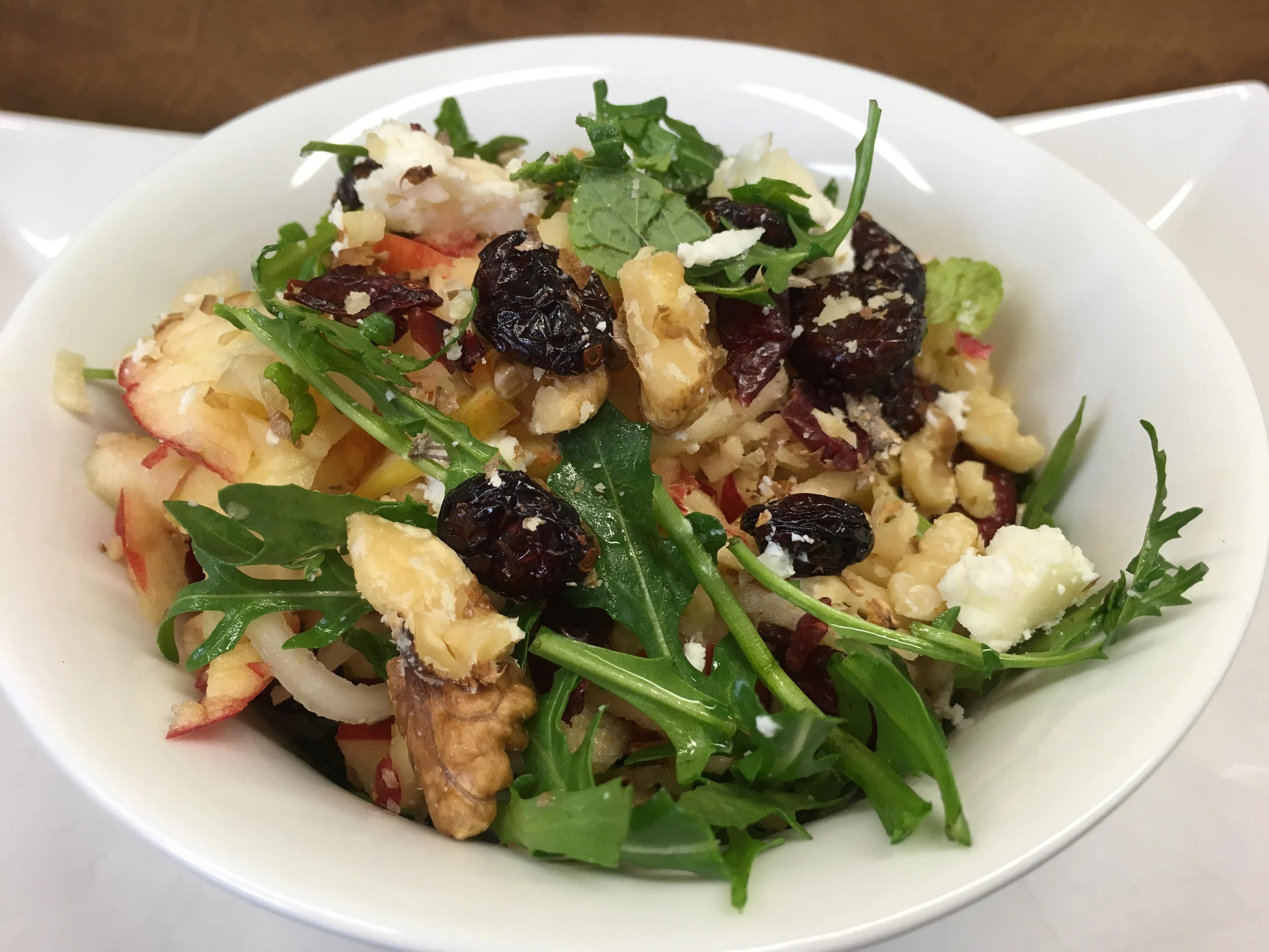 Kohlrabi Apfel Salat mit Walnüssen, Cranberries und Ziegenkäse - Leckerlife