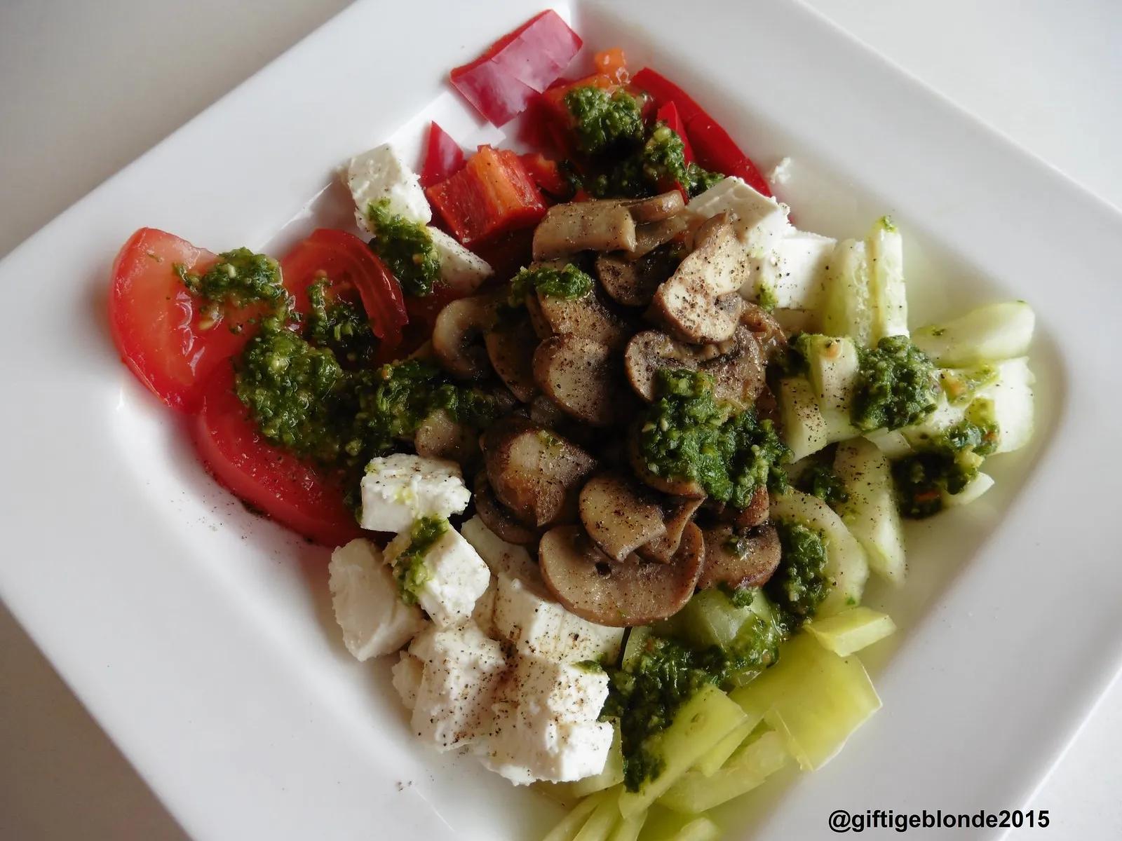 Salatzeit: Bunter Salat mit Feta und braunen Champignons ...