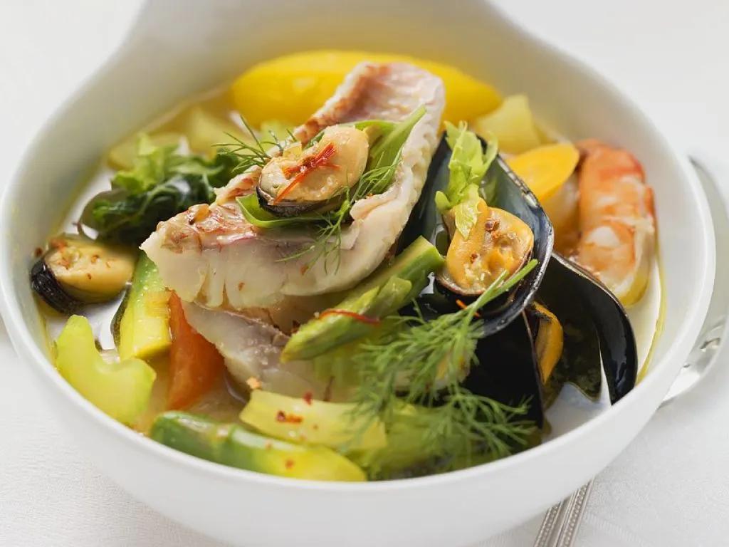 Fischsuppe mit Gemüse Rezept | EAT SMARTER
