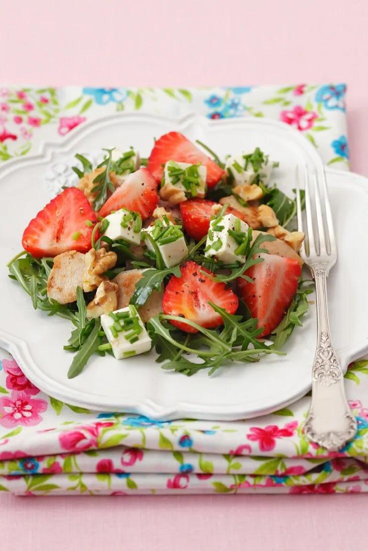 Rucola-Erdbeer-Salat mit Feta, Hähnchen … – Bilder kaufen – 11082451 ...