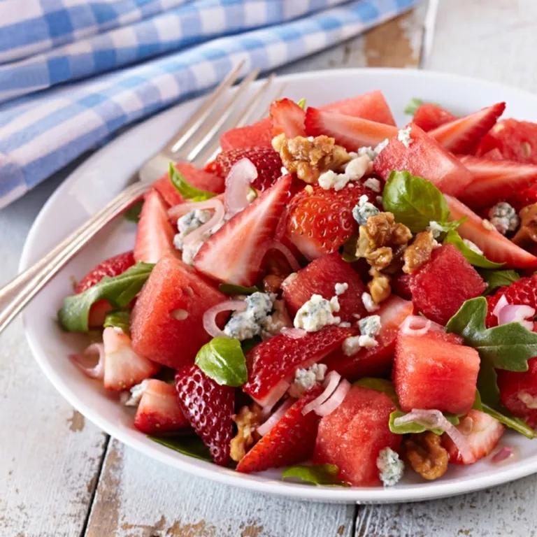 Der Salat mit Erdbeeren verwöhnt die Sinne &amp; ist perfekt für den Sommer
