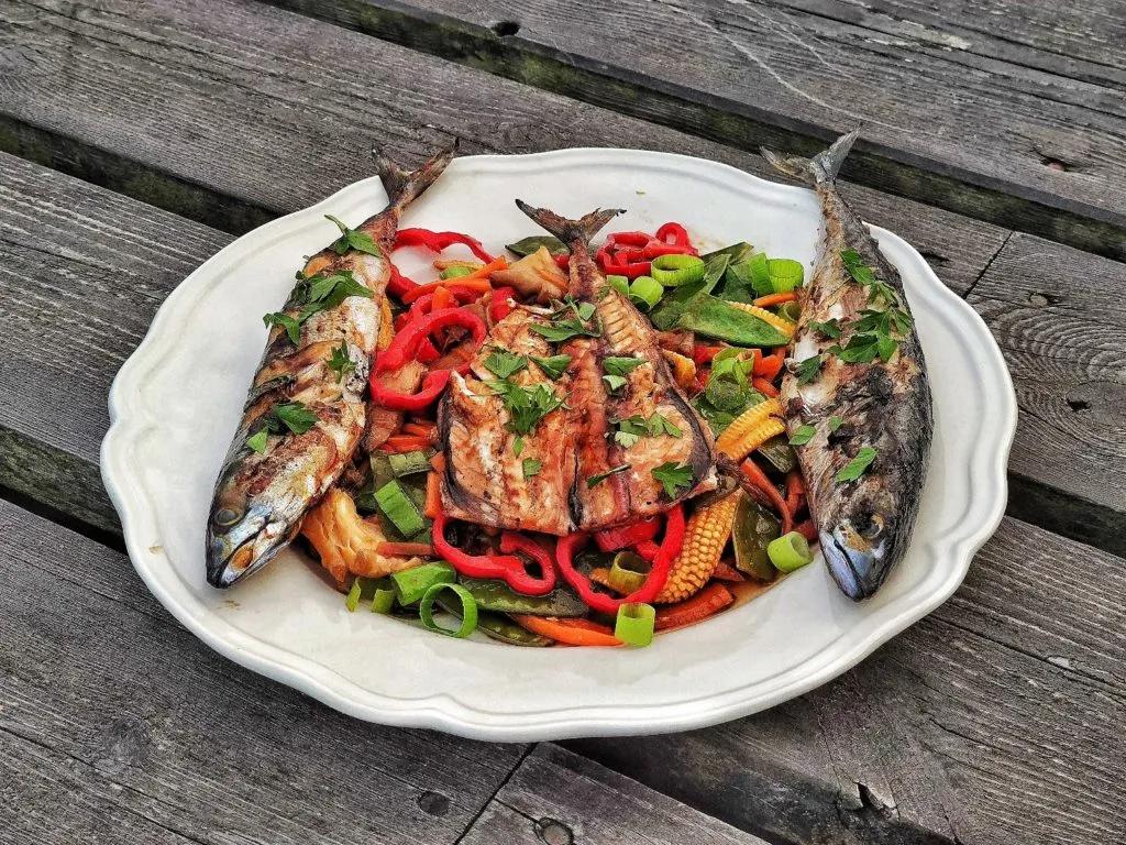Gegrillte Makrelen auf Gemüsebett - Asiatisch sommerlich Chopstick BBQ