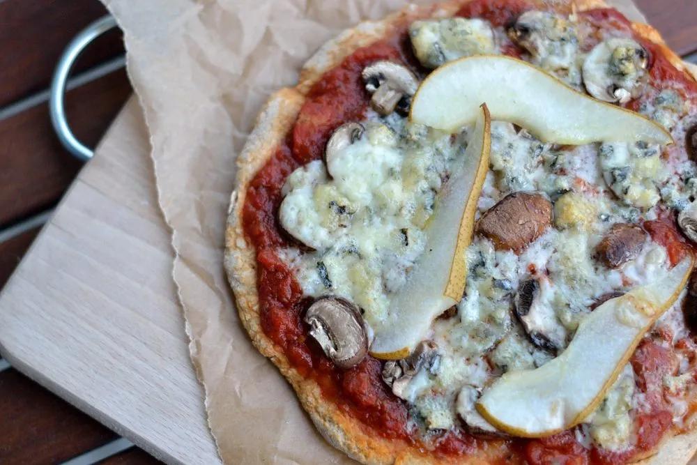 Klassisch-neu: Herbstliche Pizza mit Pilzen, Gorgonzola und Birne ...