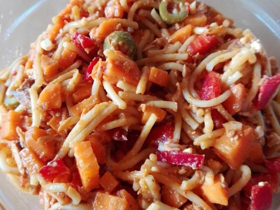 Spaghetti-Thunfisch-Salat mit Napolisauce und Hüttenkäse von ZiMa1015 ...