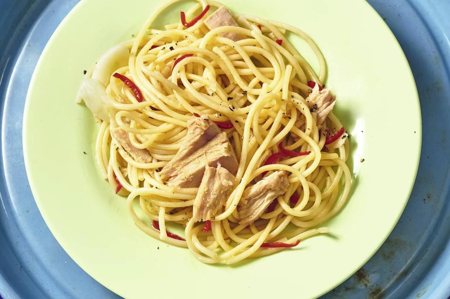 Spaghetti aglio e olio mit Thunfisch Rezept | Küchengötter