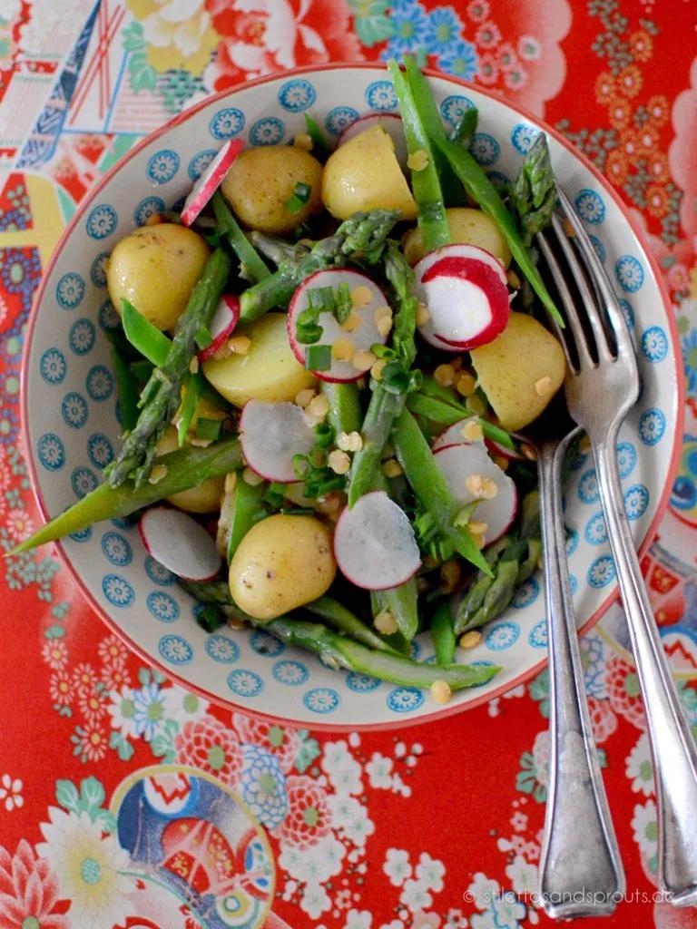 Frühlings-Salat mit grünem Spargel, Kartoffeln und Linsen in feinem ...