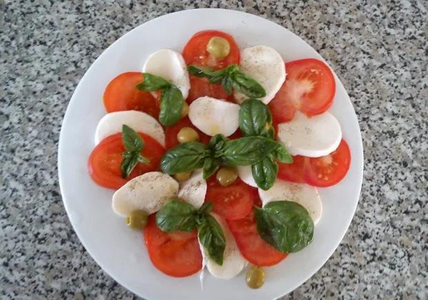 Tomaten-Mozzarella-Salat mit Basilikum Rezept - ichkoche.at