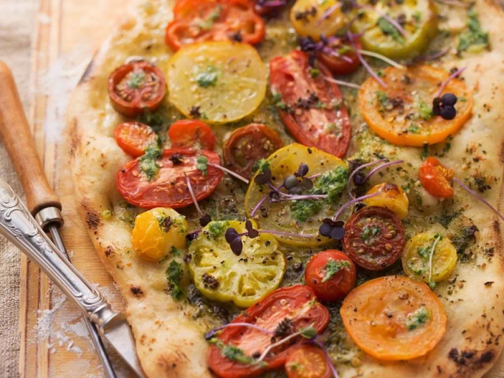 Pizza mit Tomaten Rezept | EAT SMARTER
