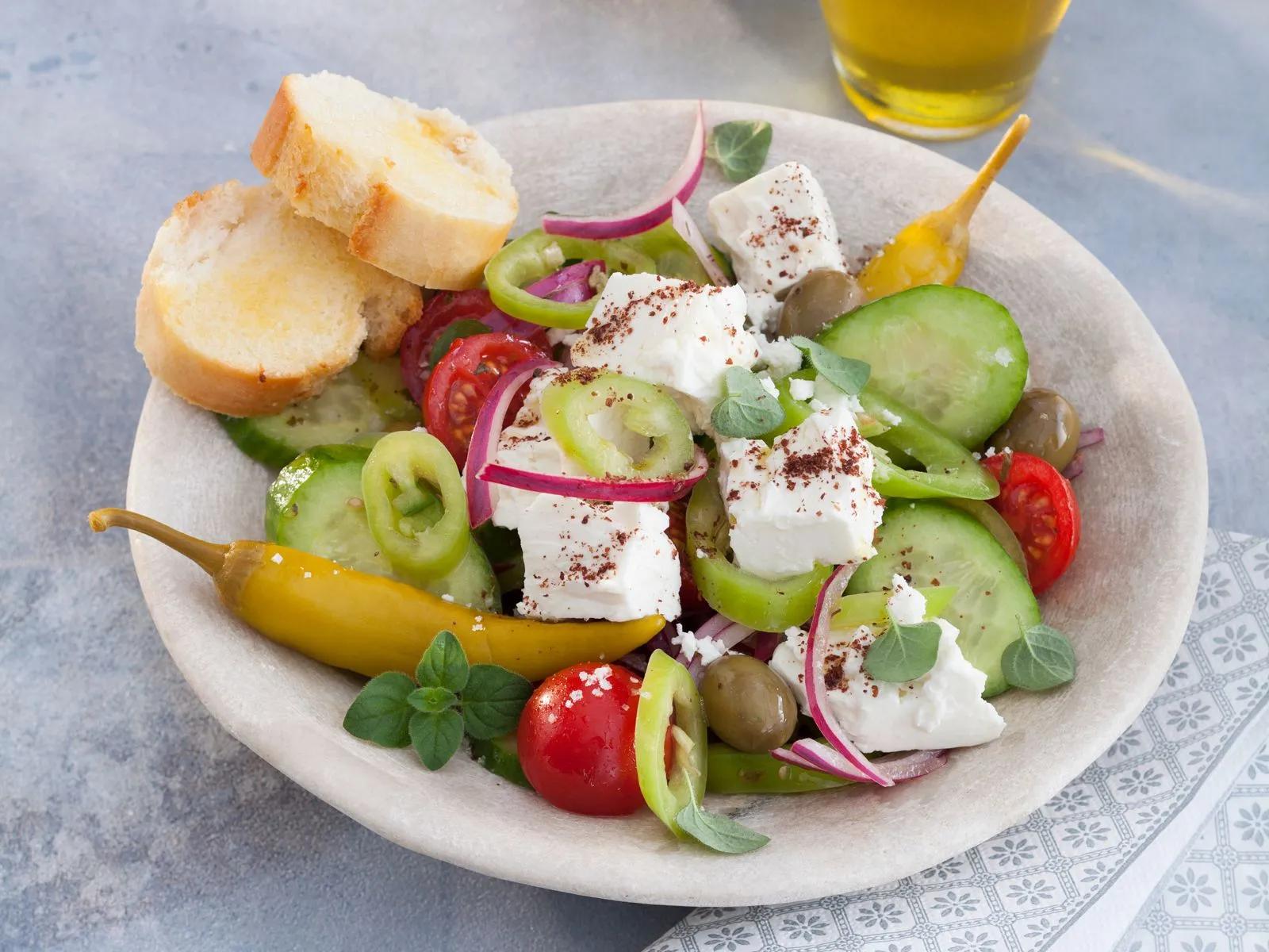 Salat Mediterranée mit Knoblauch-Baguette Rezept | EAT SMARTER