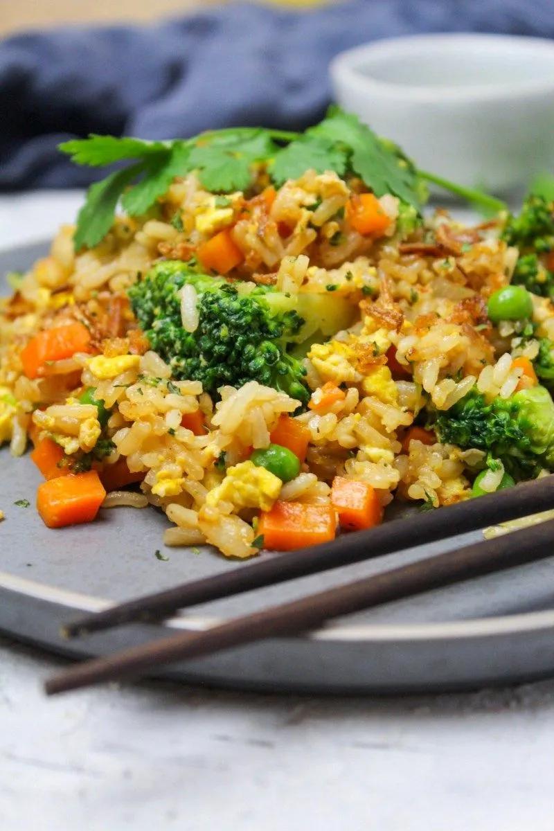 Gebratener Reis mit Gemüse und Ei | kitchensplace | Rezept in 2021 ...