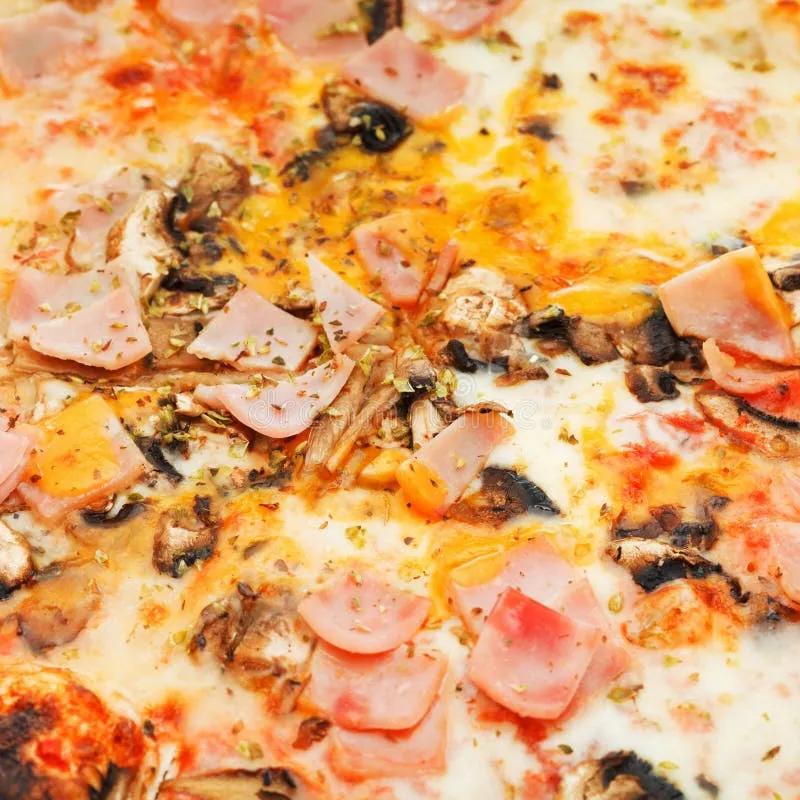 Italienische Pizza Mit Pilzen Und Schinken Stockbild - Bild von ...
