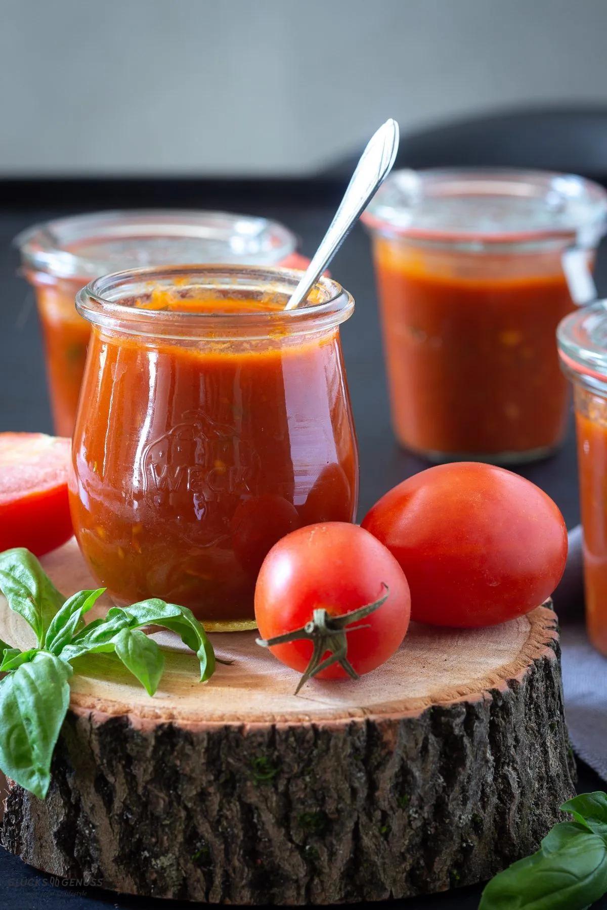 Die beste selbstgemachte Tomatensoße für Groß &amp; Klein - Glücksgenuss ...