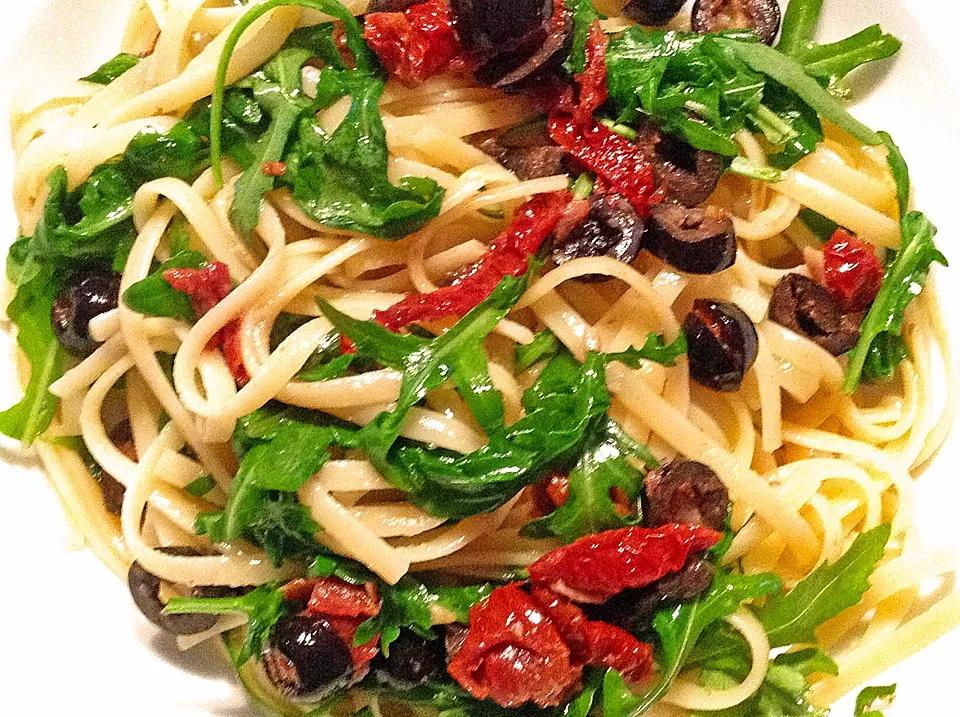 Spaghetti mit Rucola und getrockneten Tomaten (Rezept mit Bild ...