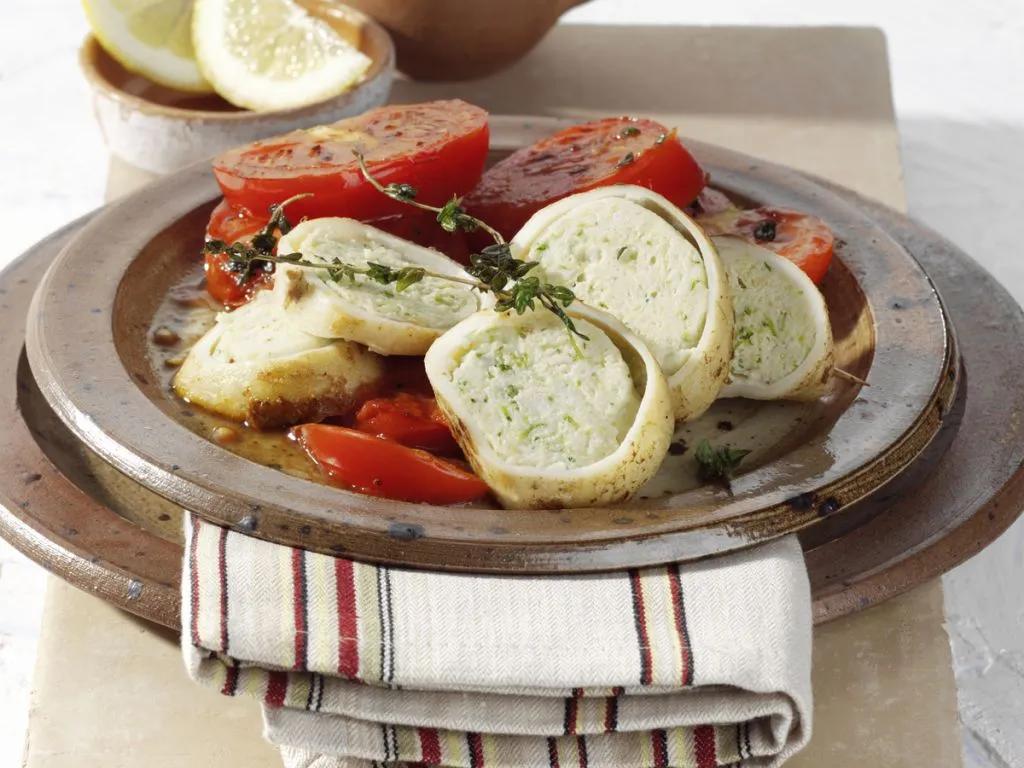 Gefüllter Tintenfisch auf gebratenen Tomatenscheiben Rezept | EAT SMARTER