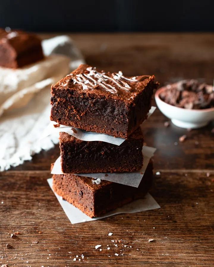 Die ultimativen Schoko Brownies in 10 Minuten (Rezept &amp; Video)