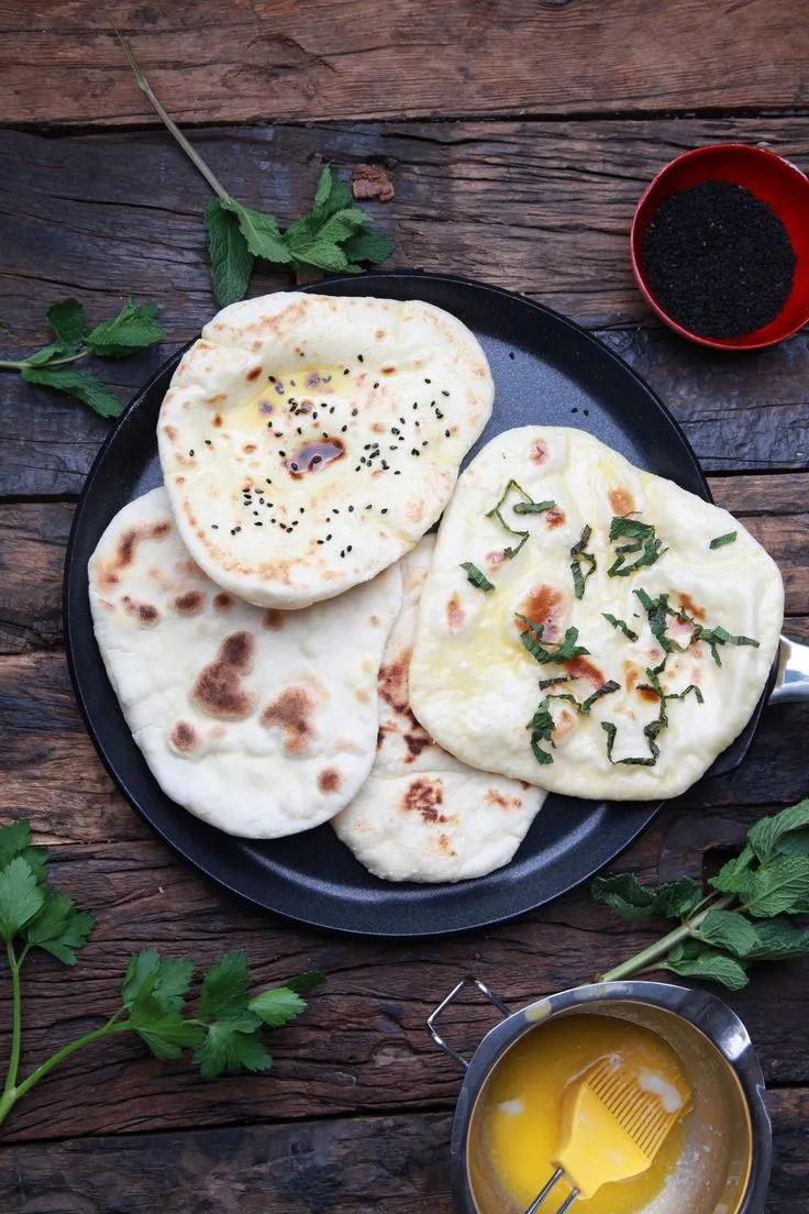 Naan - Indisches Fladenbrot aus der Pfanne (vegan) in 2021 | Fladenbrot ...