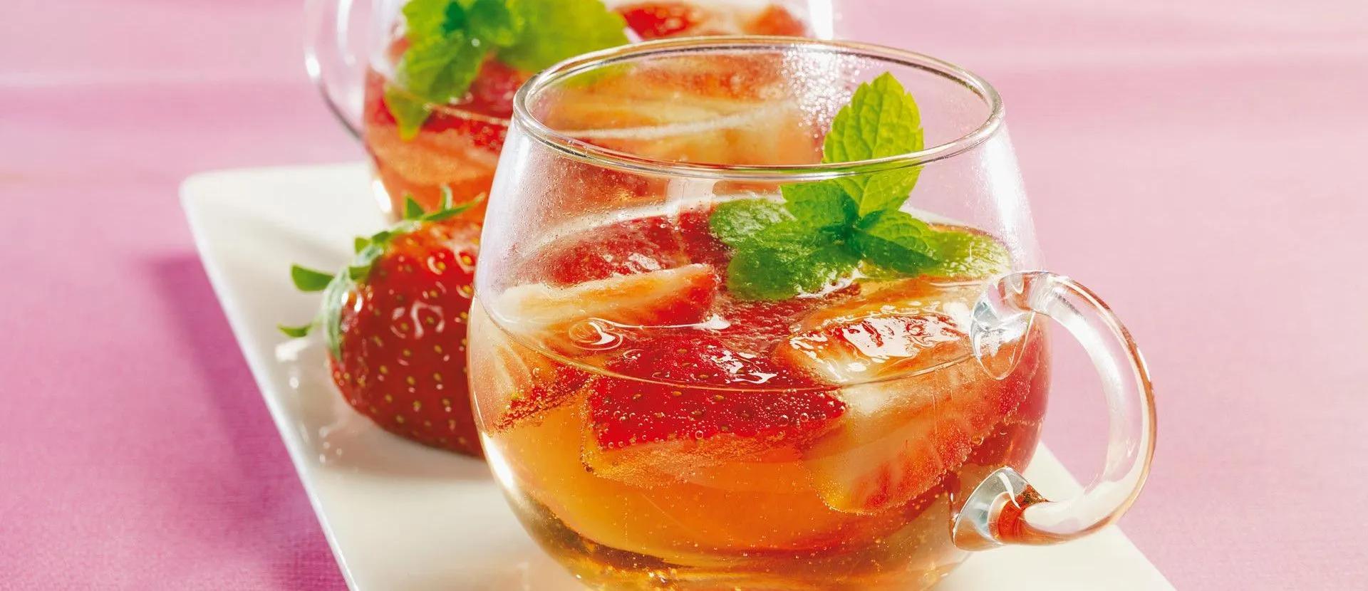 Erdbeer-Holunderblüten-Bowle Rezept | tegut... Ginger Ale, Kraut ...