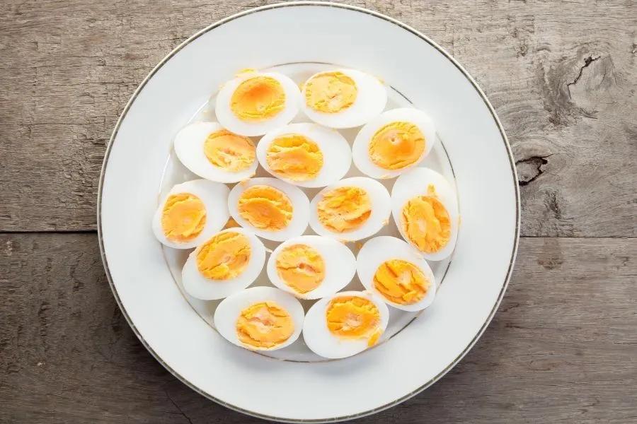 Perfekte Schalen Hartgekochte Eier leicht zu entfernen [The Trick ...