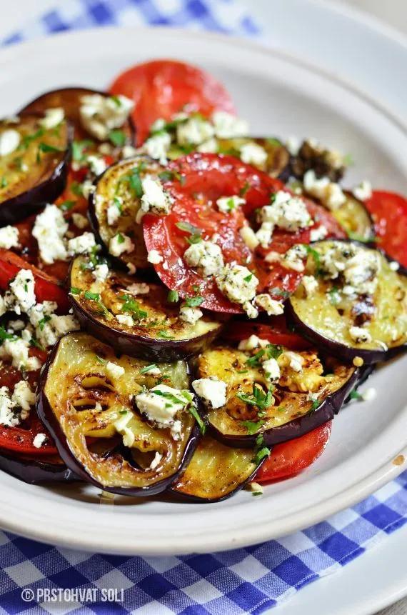 Salat mit Tomaten und gegrillten Auberginen Summer Salad Recipes, Lunch ...