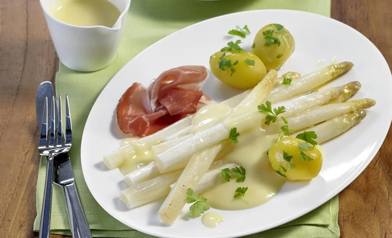 Weißer Spargel aus dem Ofen mit Zitronen Butter Sauce Kerbelkartoffeln ...