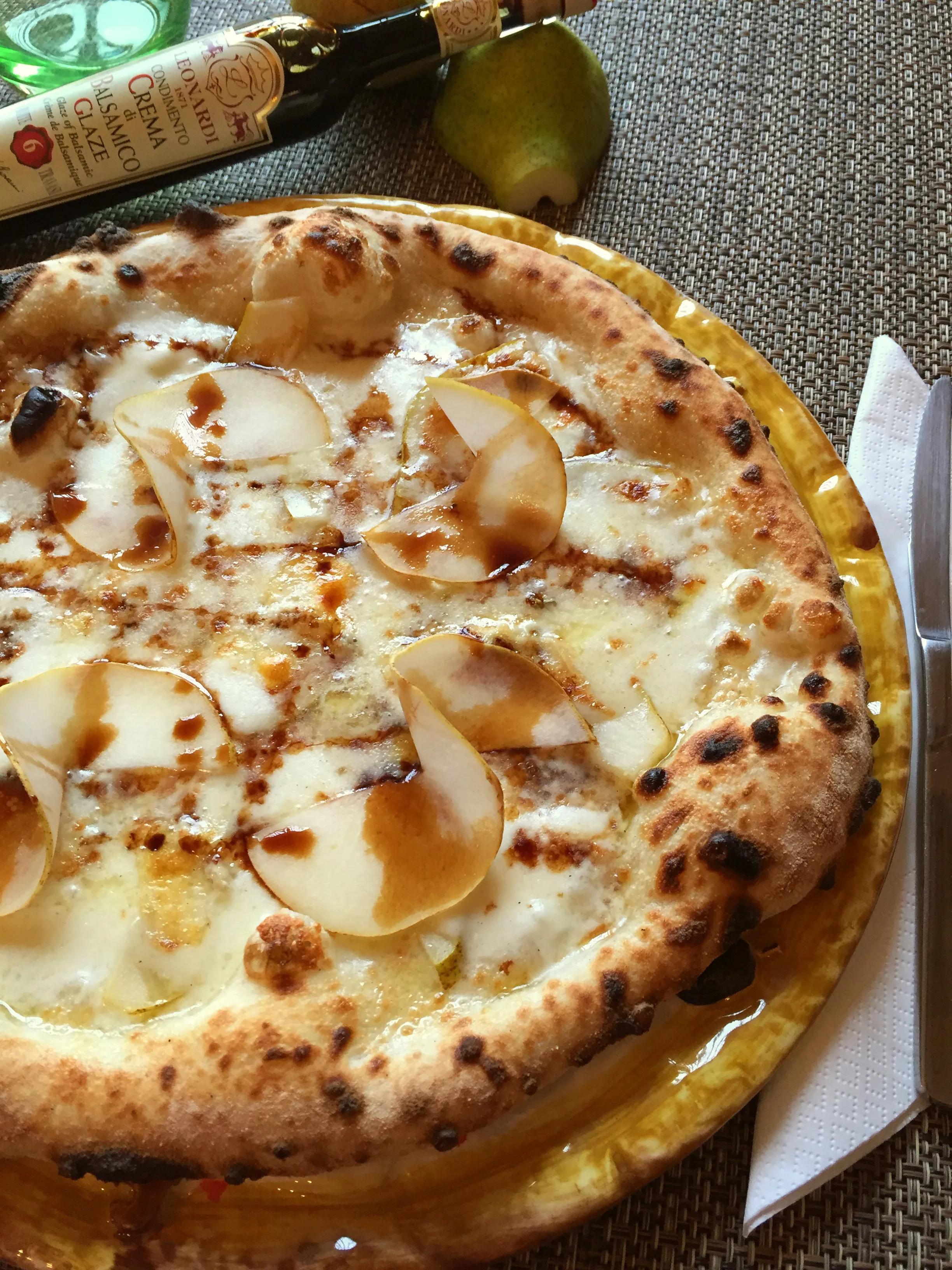 Pizza pere, Gorgonzola e Parmigiano | Le ricette di Michi