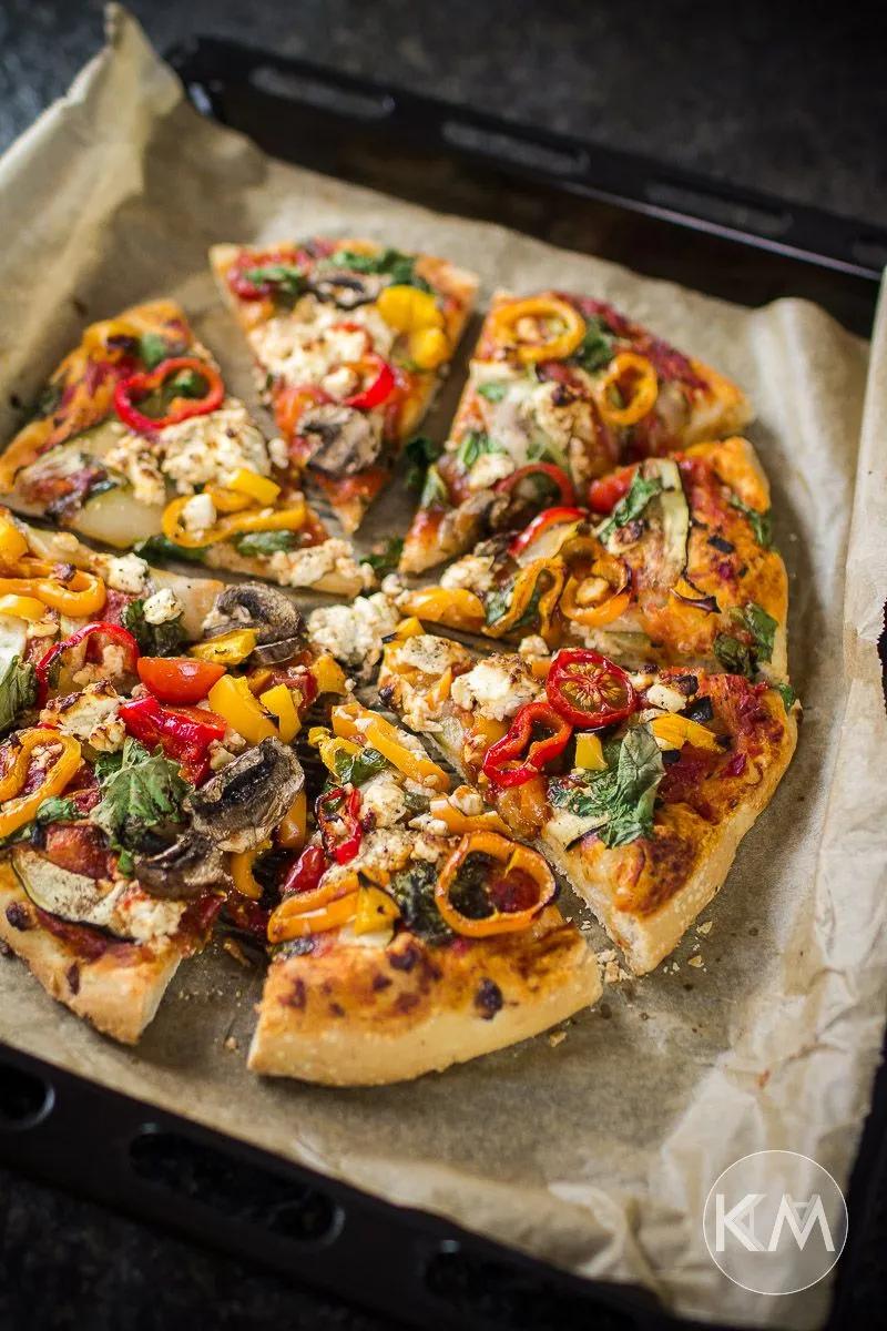Veggie Pizza mit Schafskäse, Paprika und Champignons | Rezept | Rezepte ...