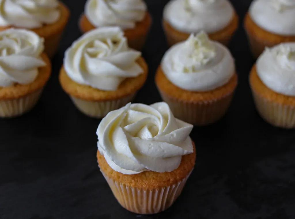Cupcakes mit weißer Schokolade und Kardamom | bake and nourish