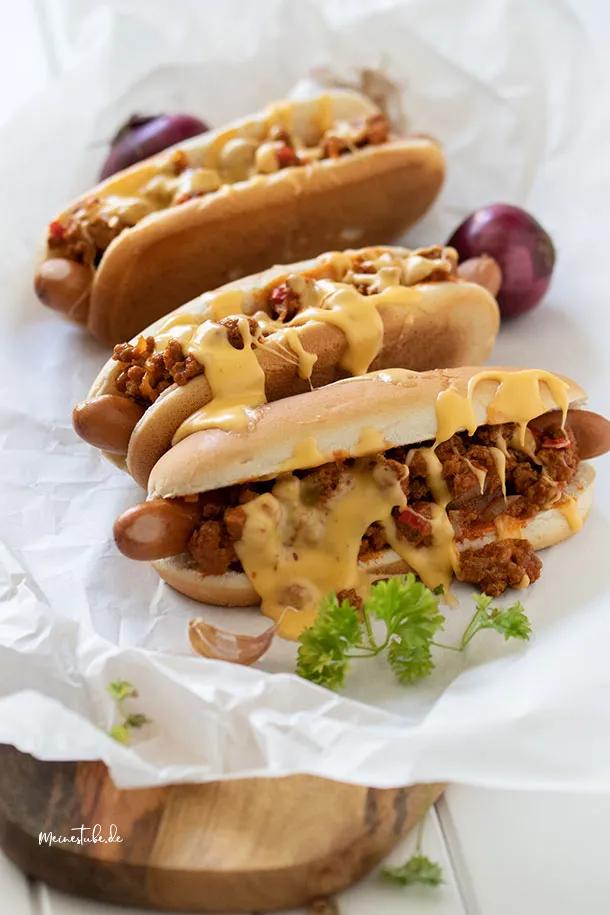 Hot Dog mit Hackfleisch und Käsesauce - Meinestube