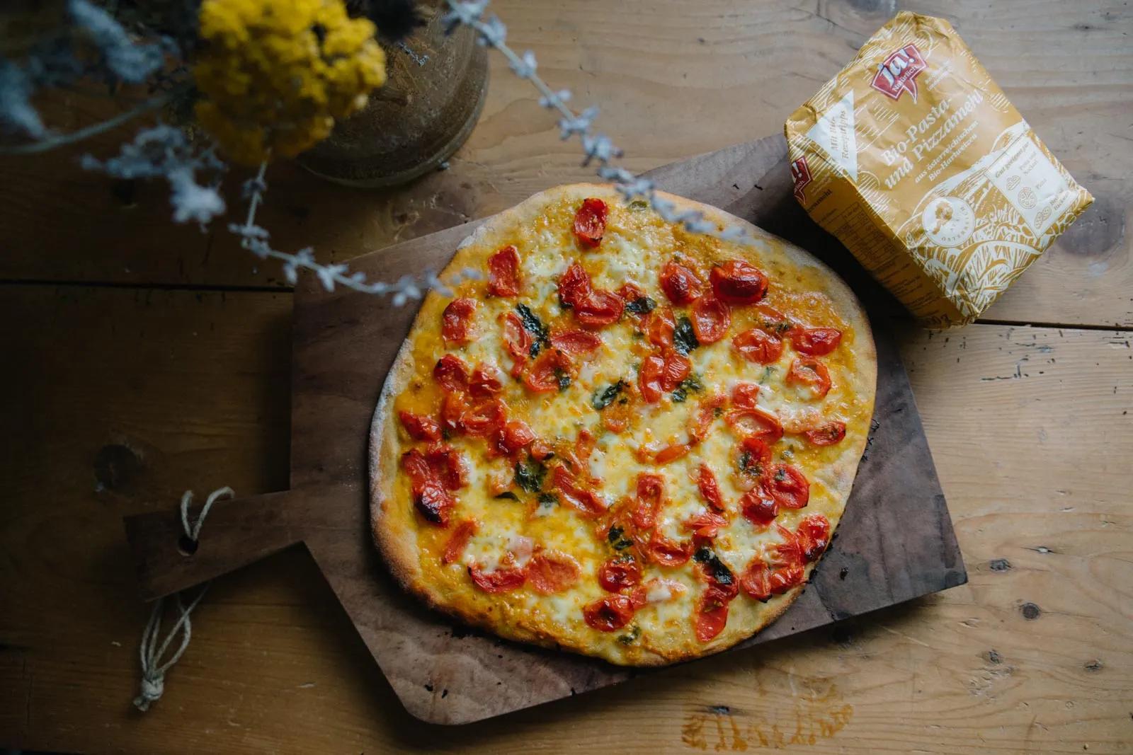 Sauerteig-Pizza mit Ja! Natürlich Bio-Pasta- und Pizzamehl mit Tomaten ...