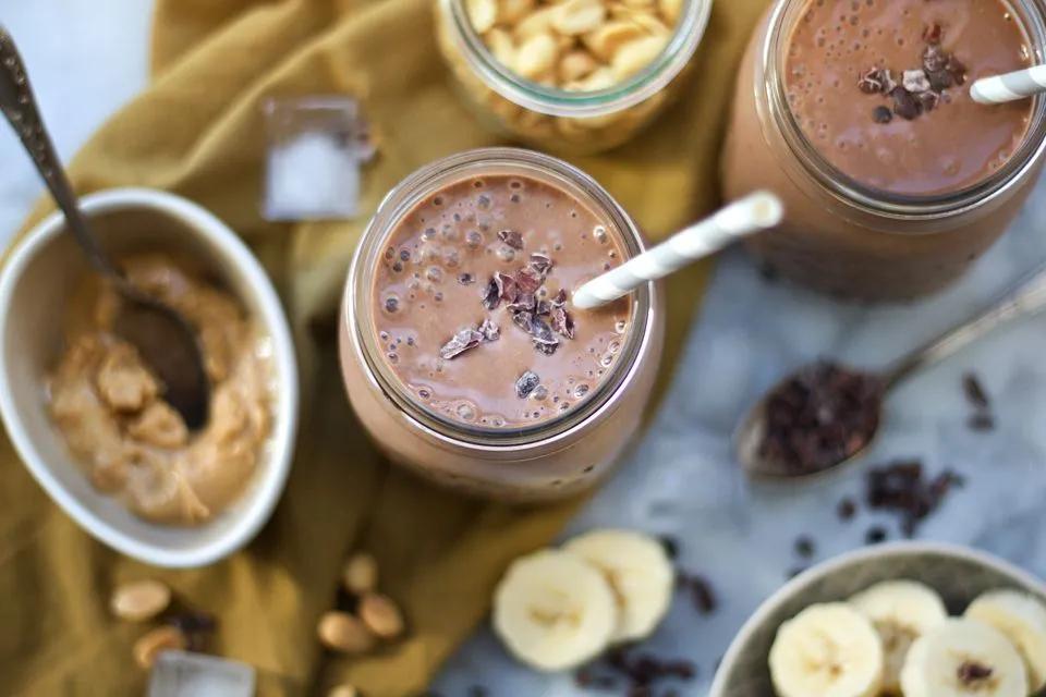 Kakao-Erdnuss-Proteinshake mit Banane - Simply Vegan | Veganer ...
