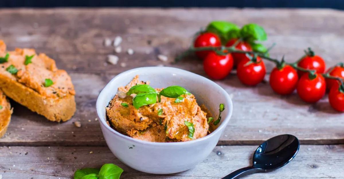 Veganer Tomatenaufstrich: Gesunde Brotzeit Rezept | EAT SMARTER